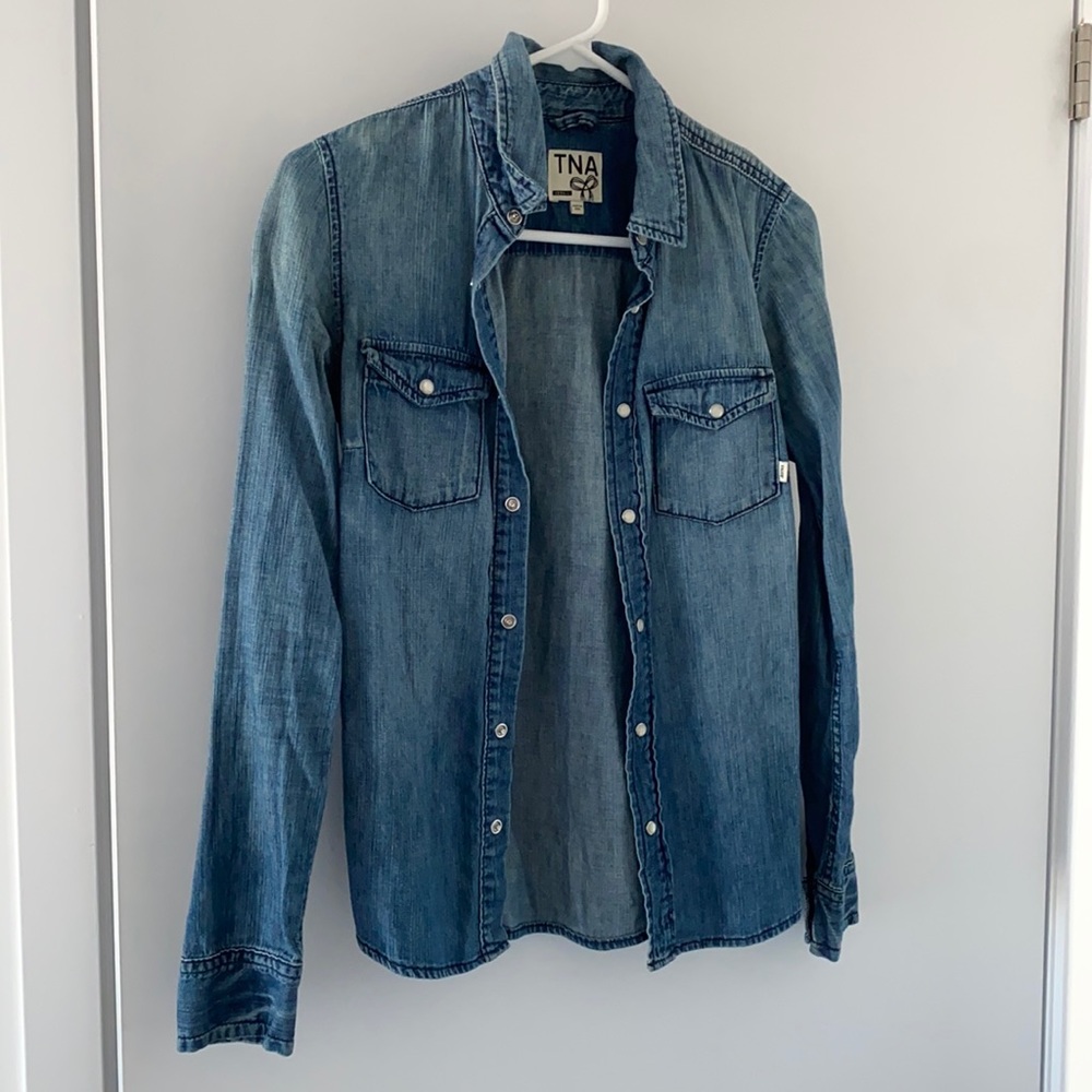 TNA Fitted Denim Shirt 👚